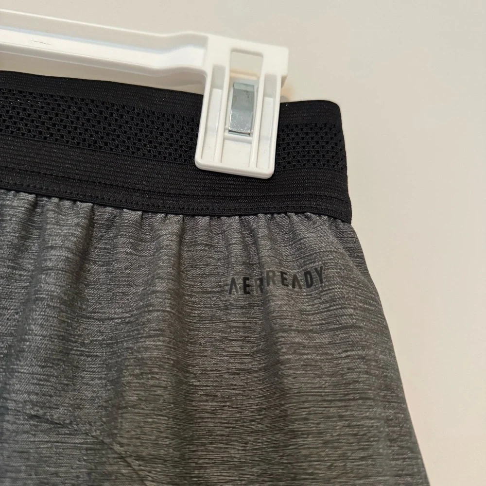 Adidas Aeroready Men’s Gray Athletic Lined Shorts drawstring‎ 5” inseam Small